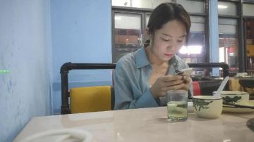 再约良家珠宝女吃完饭带回酒店操逼推到强吻扒掉裤子扛起腿就是爆操仙丹加持很勐