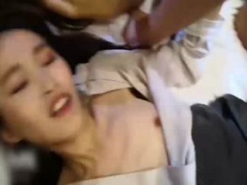 菜鸟主播被一群勐男又插又揉又舔的啊