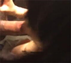 骚女卫生间跪舔射在嘴里 mp4