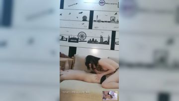 闺蜜双飞’两男三女～小哥与短发妹子啪啪69互舔私处