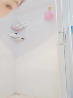 闷骚少妇趁老公不在家和网友玩裸聊，还洗澡给网友看