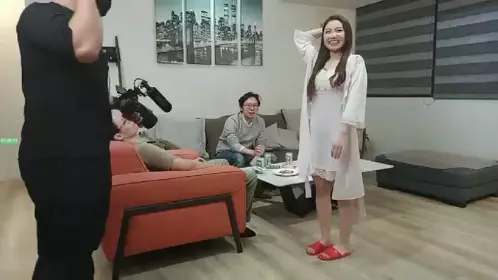 台湾AV现场拍摄花絮～三个专业摄影师，还有一个新到的极品女神，这是在拍偷情大戏，当著老公面前啪啪…