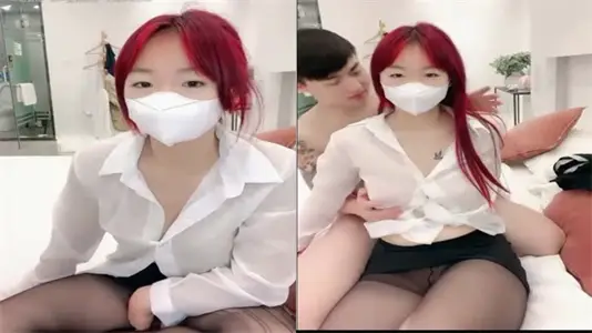 红发辣妹黑丝诱惑，肥臀无毛嫩穴被男友疯狂抽插玩弄！