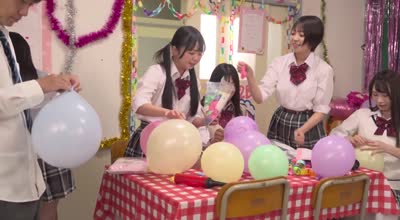 HUNTC-333 女子に囲まれて男はボク1人！？のハーレム王様ゲーム！2 文化祭の准备で残った放课后の教室でボクは拒否権无しの王様ゲームに强●参加！普段から…